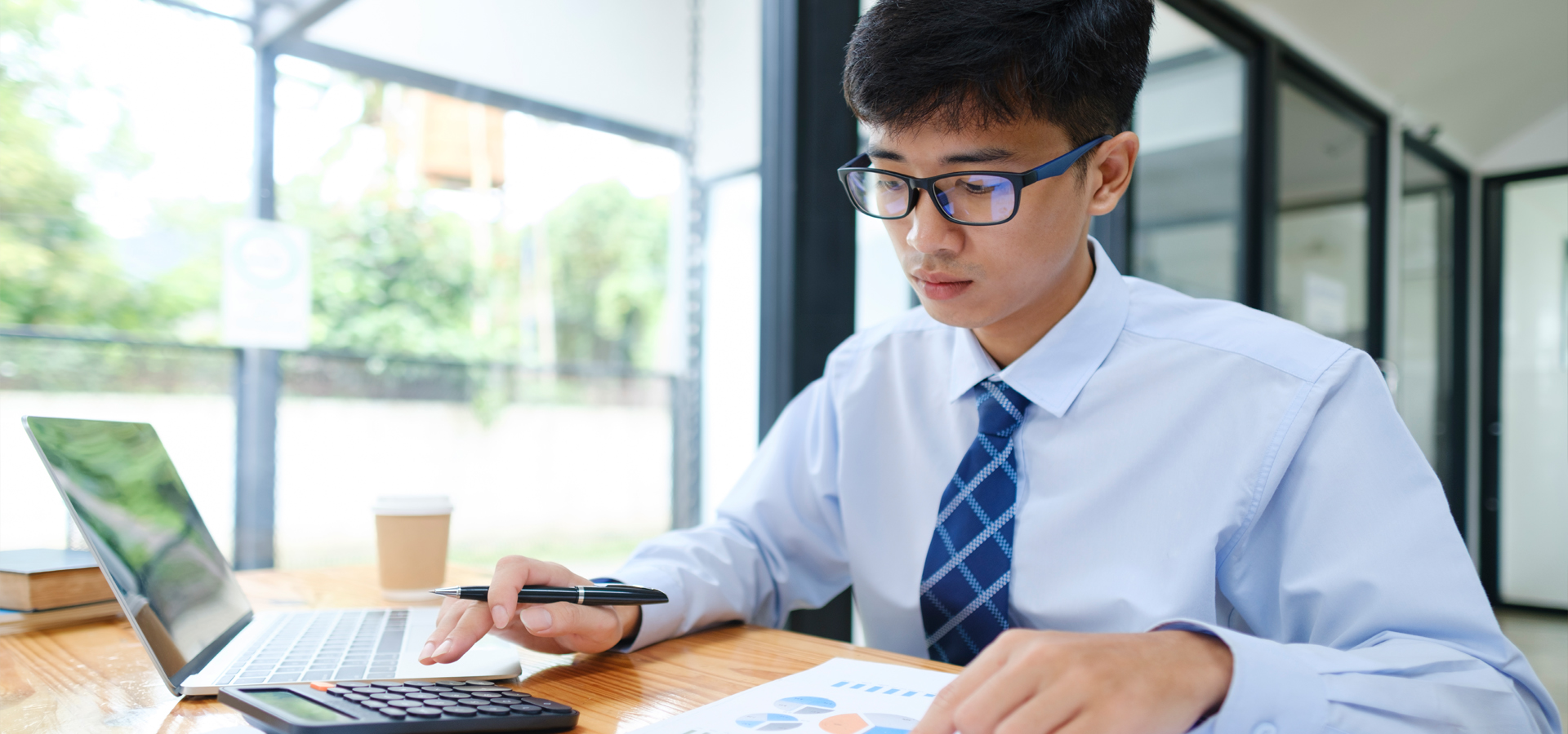 What do you need to become a data analyst